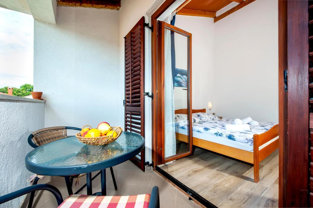Apartman Near Beach Pelagic Sea View 罗维尼 外观 照片